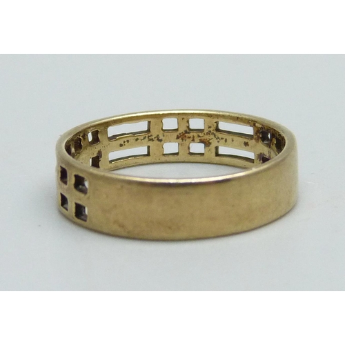 943 - A 9ct gold ring, 2.1g, L, (Rennie Mackintosh style)