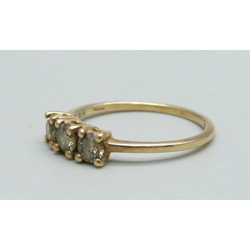 958 - A 9ct gold three stone csarite ring, 1.5g, L/M