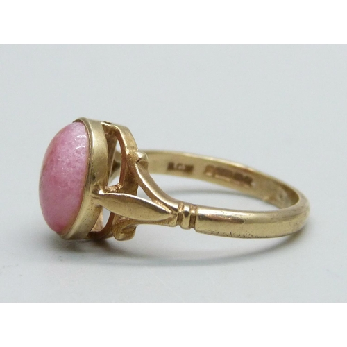 962 - A 9ct gold and cabochon ruby ring, 3g, M