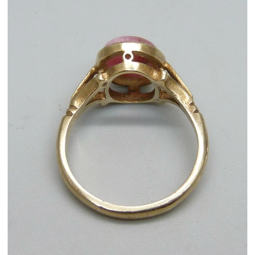 962 - A 9ct gold and cabochon ruby ring, 3g, M