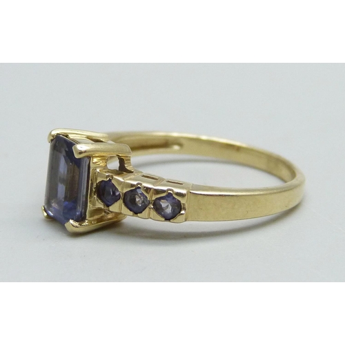 963 - A 9ct gold and blue stone set ring, 2.5g, N