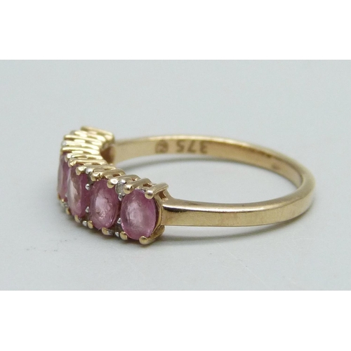 987 - A 9ct gold Paparacha sapphire ring, 2g, L