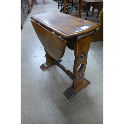 151 - An Arts and Crafts oak drop-leaf occasional table