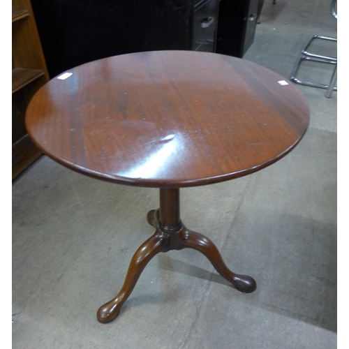 162 - A George III mahogany circular tripod tea table