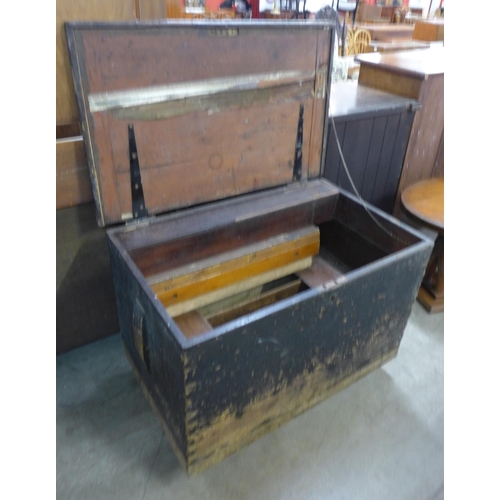 164 - An early 20th Century stained pine fitted carpenter's tool chest