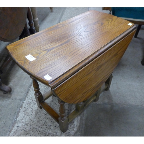 167 - An oak gateleg occasional table