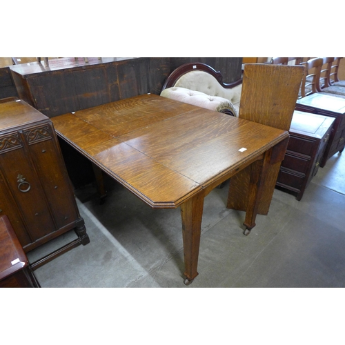 179 - An Edward VII oak extending dining table