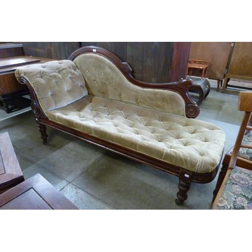 181 - A Victorian mahogany and fabric upholstered chaise longue