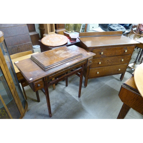 185 - An oak chest of drawers and an oak sewing machine