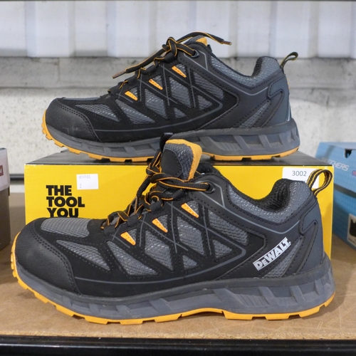 3002 - Men's DeWalt steel toe capped trainers - UK size 9 * this lot is subject to VAT