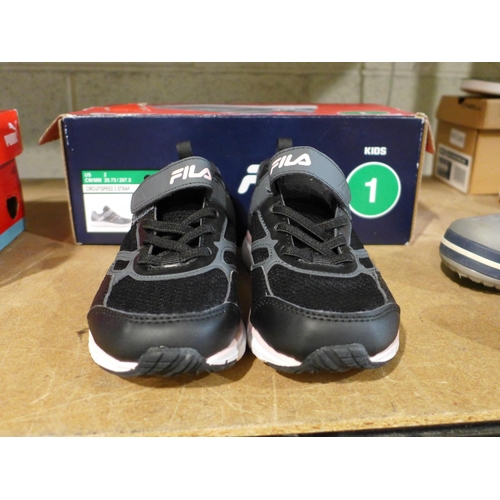 Kids black deals fila trainers