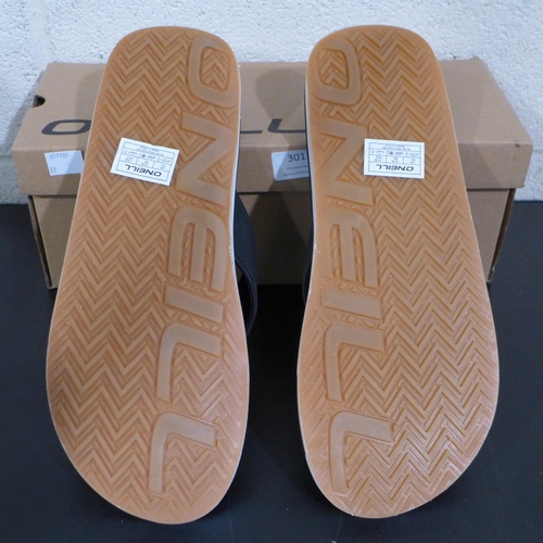 3012 - Men's black O'Neill flip-flops - UK size 10 * this lot is subject to VAT