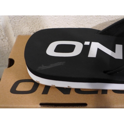 3013 - Men's black O'Neill flip flops - UK size 8 * this lot is subject to VAT