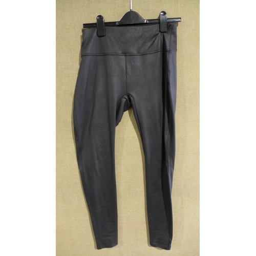 3017 - Quantity of women's black wet-look leggings - mixed size * this lot is subject to VAT