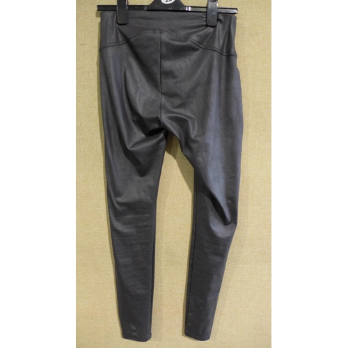 3017 - Quantity of women's black wet-look leggings - mixed size * this lot is subject to VAT