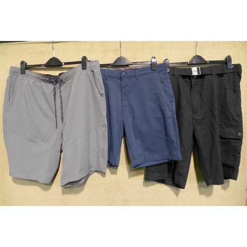 3024 - Assorted men's Utility and Performance shorts - various sizes, styles and colours * this lot is subj... 