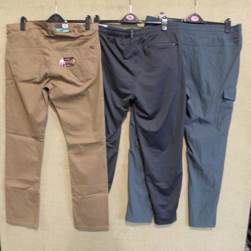 3030 - Quantity of men's zip-off trousers and joggers - mixed sizes, styles and colours * this lot is subje... 