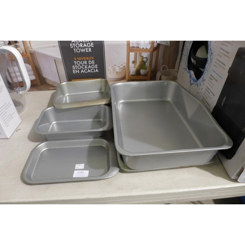 3342 - Chicago Metallic Bakeware Set (302-475)  * This lot is subject to vat