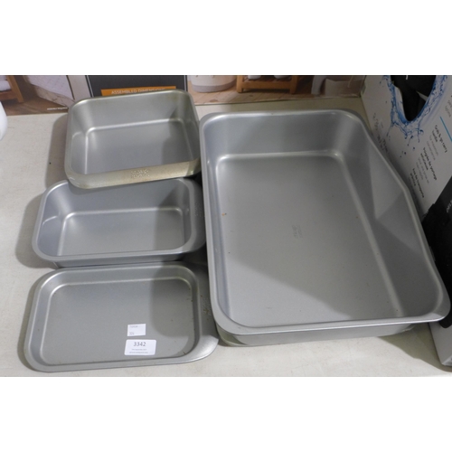 3342 - Chicago Metallic Bakeware Set (302-475)  * This lot is subject to vat