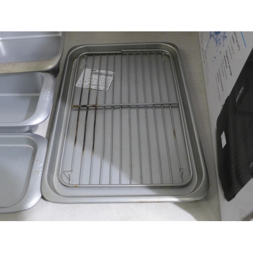 3342 - Chicago Metallic Bakeware Set (302-475)  * This lot is subject to vat