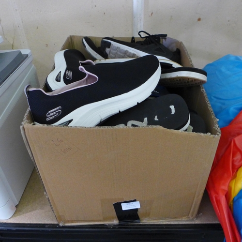 3377 - Assorted odd/single and some paired shoes (scrap lot) * this lot is subject to VAT