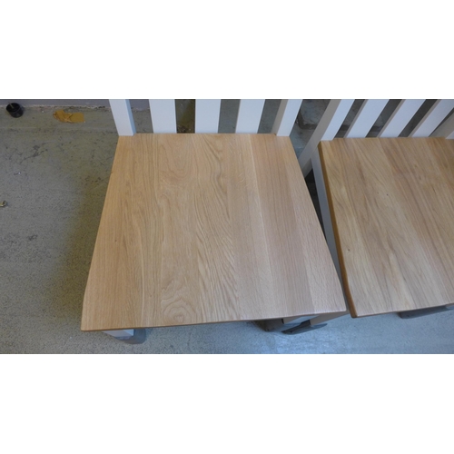 1600 - A stained hardwood bench