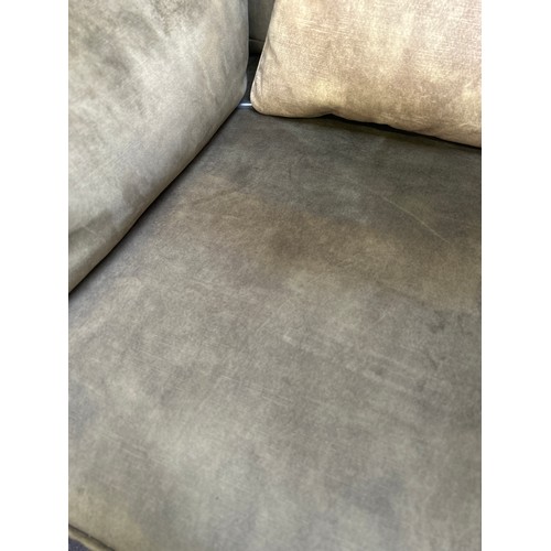 1478 - A sharkskin effect emerald velvet loveseat RRP £799