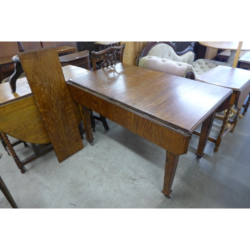 216 - An Edward VII oak extending dining table