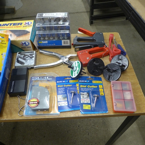 2050 - A box of assorted tools including Blue Spot slot cutter, Nutol router bits set, paint edger, trowels... 