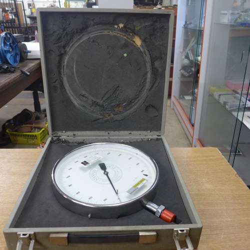 2077 - A 0-3000 PSi Budenberg Gauge Company pressure gauge