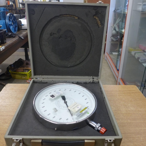 2078 - A 0-10,000 PSi Budenberg Gauge Company pressure gauge