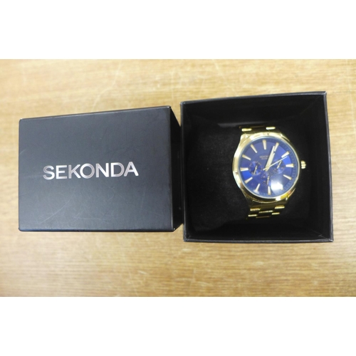 2150D - A gentleman's Sekonda large blue face wristwatch