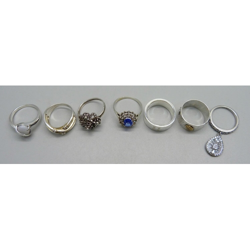 1026 - Five silver rings and two white metal rings, 30g, cluster ring lacking a stone