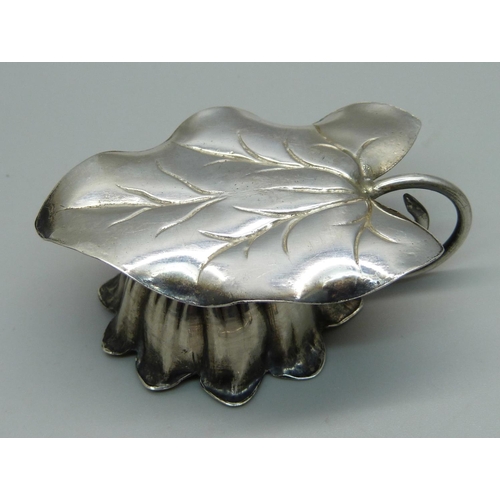 1055 - A Victorian silver salt with matching spoon by George Unite, Birmingham 1896, 31g