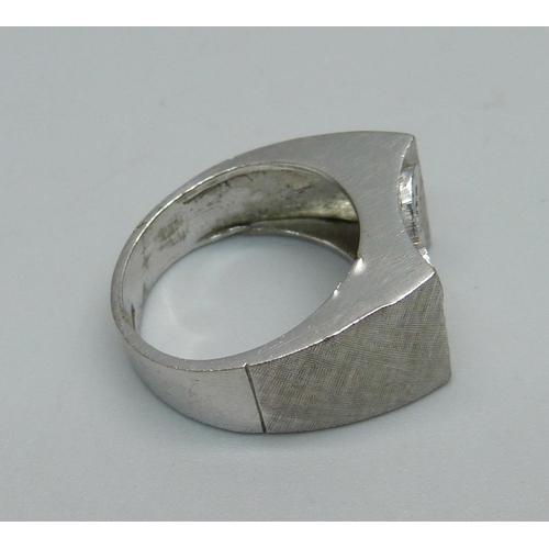 1060 - A diamond set ring, O