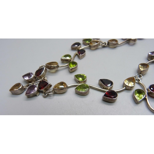 1070 - A silver and semi-precious stone set necklace