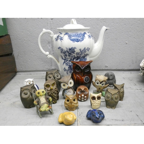 1092 - An Edwardian writing box, a/f, shot glasses, blue and white teapot, porcelain figure, tea service an... 