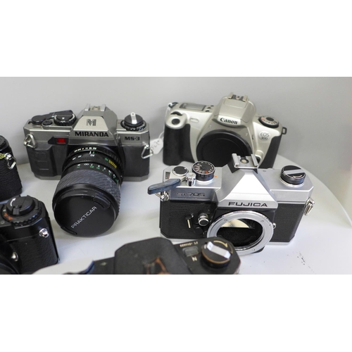 667 - Thirteen vintage 35mm cameras and camera bodies including Olympus, Fujica, Canon and Nikkormat