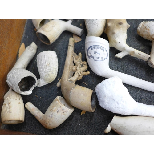 695 - A box of clay pipes