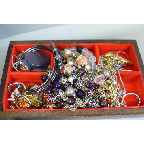 699 - A casket of costume jewellery and four boxed necklaces