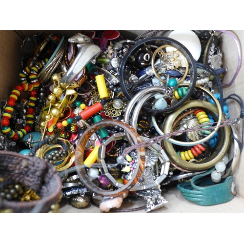 719 - Costume jewellery, bangles, necklaces, etc.