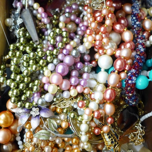 720 - Costume jewellery