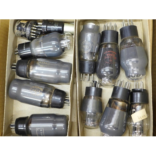 726 - A collection of post war mid-20th Century valves including KT66, Osram, etc.