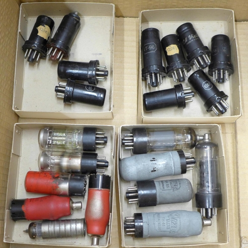 726 - A collection of post war mid-20th Century valves including KT66, Osram, etc.