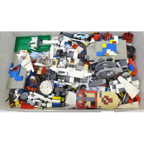 738 - Lego, mostly Star Wars part built and some mini figures