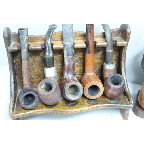 811 - Thirteen pipes, two pipe racks and a box of clay pipes