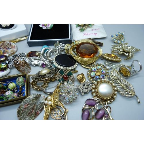 861 - Vintage brooches, earrings, etc.