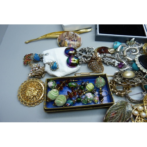 861 - Vintage brooches, earrings, etc.