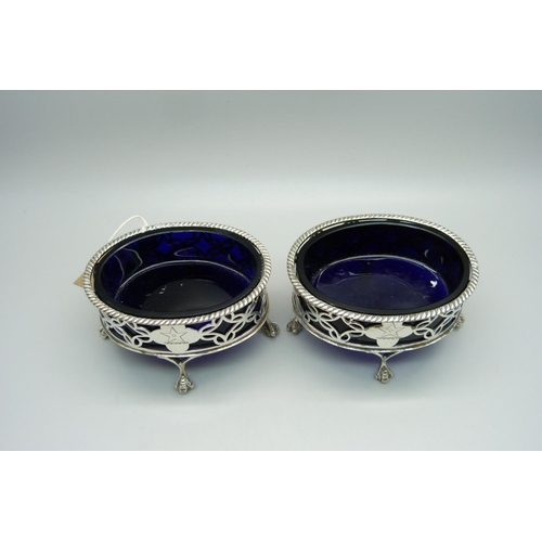 870 - A pair of Victorian silver salt cellars with blue glass liners, London 1884, weight of bases 98g