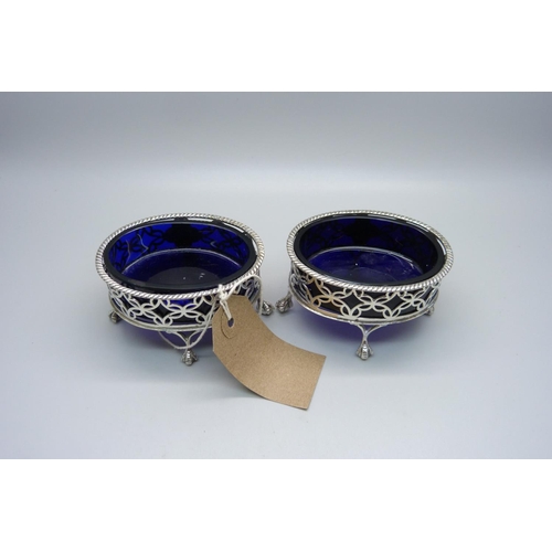 870 - A pair of Victorian silver salt cellars with blue glass liners, London 1884, weight of bases 98g